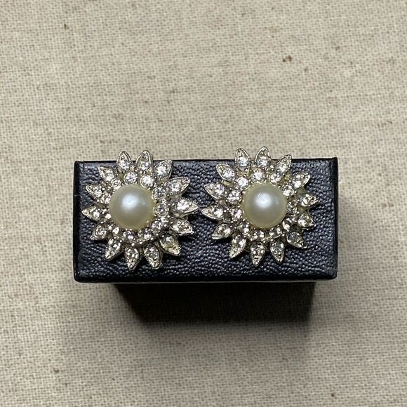 💛 Vintage Crystal & Faux Pearl Clip On Earrings - Picture 1 of 5